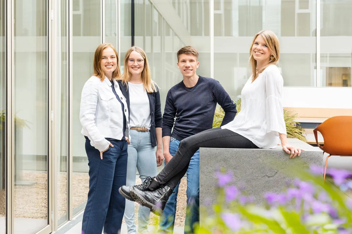 Picture - Junge Talente draußen vor Unternehmensgebäude